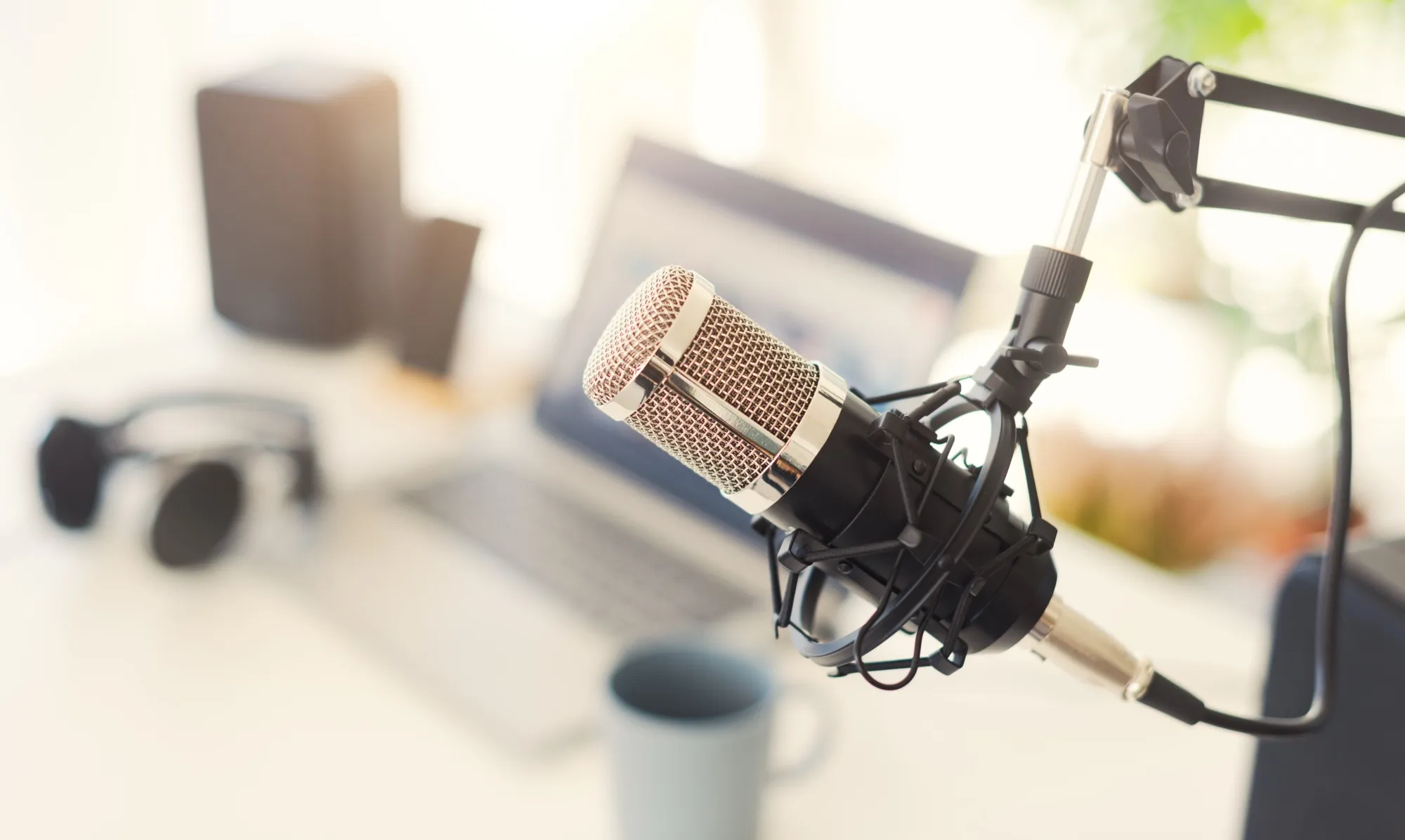 Studio mit Mikrofon, Laptop und Kopfhörern